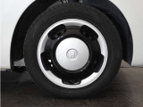◆純正ホイール装着車◆シンプルなデザインのホイールキャップ付きです。