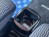 運転席ハンドルの右側にもドリンクホルダーがございます!お飲み物だけではなく、携帯電話なども置けますね♪