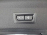 電動テールゲートスイッチでの開閉が可能です。