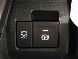 指先だけで簡単に操作が可能な電動パーキングブレーキを採用。「HOLD」スイッチを押すと、渋滞や信号待ちなどでブレーキペダルから足を離しても、ブレーキを保持するので安心です