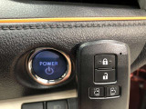 エンジンスタートスイッチです。キーが車内にあれば、エンジンの始動や停止はスイッチを押すだけ!キーを取り出す手間を省き、ワンプッシュで操作できるので簡単でスムーズです。