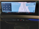 【ⅰドライブナビゲーション】文字情報も鮮明に表示する高解像度カラーディスプレイを採用。視認性に優れた地図デザインと特徴的な建造物を目印にした描写表示で現在位置を把握できます。地図データの更新も可能です