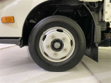 タイヤサイズは 195/75 R15 です。