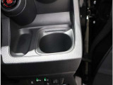運転手から手に届きやすいところにあるドリンクホルダー。手元近くですので便利です。
