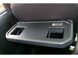 運転席・助手席後方にシートバックテーブル(カップホルダー2個付)が付いています。