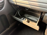 車検証や小物の整理に便利。開閉もスムーズで清潔感があります。
