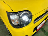 白く明るい光で夜間走行をサポートするLEDヘッドランプを搭載