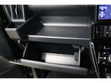 グローボックスに加え更に便利な収納スペースの助手席オープントレイがあります!