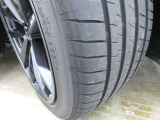 レイズ製19インチアルミ鍛造ホイールを搭載。19x9J、255/40R19タイヤをフロントに装着しています。