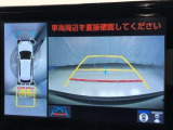 車の全周囲の画像が表示されます。運転席から見づらい個所なども、上空から見たような映像で確認できます。映像のきりかえも出来、後方確認だけでなく大変便利な機能です。