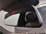 ☆BMWのルームミラーには自動防眩機能が備わっております。後続車のヘッドライトの明るさで幻惑されるのを防止☆