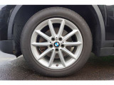 17インチ・アルミホイール:足元を精悍に引き締め、BMWらしいダイレクトなハンドリングを支えます。