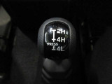 本格4WDに相応しいトランスファー付き。