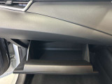 ちょっとしたところは収納ボックスにもなっています。車内はサイズも決まっているので、収納が少ないと思っているアナタ!ご安心ください。さまざまなところに収納が隠れているんです♪