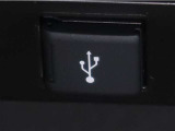 USB接続により外部オーディオと連携する事が出来、車内で音楽を楽しむ事が出来ます。