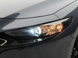 まるで瞳の様な造形が美しいLEDヘッドライト。対向車や前方車両を検知して、ハイ/ロー照射を自動調節するハイビーム・コントロールを採用しています。
