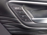 3名分のポジションを記憶・再現してくれる便利なドライビングポジションメモリースイッチ付!運転の交代時もラクですね♪