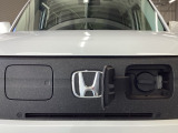 急速充電は車内のボタンを操作して開け、あとは充電コネクターを差すだけで充電開始します。簡単な充電操作と、フタの開け方を変えることで差し間違いを防げる安心感。