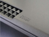 ◆助手席エアバッグ◆SRSエアバッグは、シートベルトだけでは防ぎきれない衝突時の衝撃から乗員を守るための安全装置。衝突時に瞬時に膨らみ、頭部や胸部がダッシュボードに直接衝突するのを防ぎます。