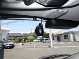 ドライブレコーダーは前後に取り付けられています。