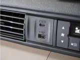 ◆USB接続端子◆スマホやiPodなどを接続して、いつもの音楽を車内でもお楽しみいただけます♪