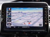 日産純正10インチメモリーナビ(MM521D-L)装備。インテリアにベストマッチする専用デザイン、オペレーター通話や音声対話検索にも対応、BL/DVD再生など多彩なメディア対応。