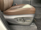 パワーシート搭載、微妙な調整が手軽にでき、ピッタリのポジションで運転することが可能です。