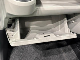 助手席グローブボックス。実用的な収納が、車内の各所にあります♪