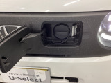 急速充電は車内のボタンを操作して開け、あとは充電コネクターを差すだけで充電開始します。簡単な充電操作と、フタの開け方を変えることで差し間違いを防げる安心感。