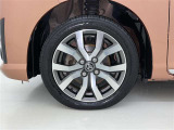 純正アルミホイールが車の雰囲気を引き立てますね!