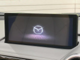 【マツダコネクト】車内の雰囲気にマッチした一体型タイプのディスプレイ。各種車輌設定やBluetooth再生等、様々な機能が楽しめます。専用SDカードのご購入で、ナビ機能も使用出来ます。
