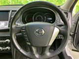 ステアリング上にオーディオ関連のボタンが備わり、運転姿勢を保ちながら手元で操作できます。メーターも正面に配置され、日常の運転で扱いやすいレイアウトです。