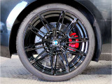 【BMWアロイホイル】軽量かつ強度に拘ったアロイホイル。走行性能ポテンシャルを引き出す設計。車の足元を引き締めてくれる大きなポイントはアロイホイルです。