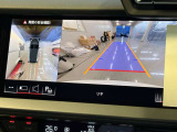 ●360度カメラ『車両の4つのカメラから得た映像を合成し、上空から眺めているような映像をモニターに映し出します。車両周辺の歩行者や障害物などの発見に役立ちます。』