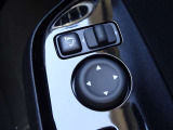 【電動格納ドアミラー】狭い駐車場で便利な電動格納ドアミラーが付いています。