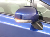 <電動格納式ドアミラー>クルマの運転席側にあるスイッチを操作することで、車体と平行に折りたたむことができるドアミラーです。 手動での操作は不要になっているため幅の狭い駐車スペースに駐車する際に便利です