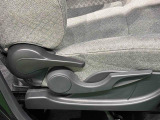 運転される方に合わせて運転席の座面の高さ調整ができるセレクション専用装備のシートリフターが付いてます