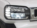 LEDヘッドライトには、ハイビームで走行中に先行車や対向車を検知した時、部分的に遮光し、先行車や対向車に配慮しながら高い視認性を確保できるADB(アダプティブドライビングビーム)が採用されています。