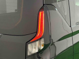 急ブレーキを後続車にお知らせするエマージェンシーストップシグナル機能付きLEDリヤコンビネーションランプ(LEDストップランプ)