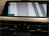 【ⅰドライブナビゲーション】文字情報も鮮明に表示する高解像度カラーディスプレイを採用。視認性に優れた地図デザインと特徴的な建造物を目印にした描写表示で現在位置を把握できます。地図データの更新も可能です
