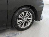 装着タイヤサイズは、225/60R18です。純正アルミホイールを装着しております。