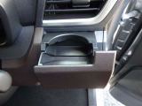シンプルで使いやすい格納型ドリンクホルダーの画像です。