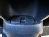 【USBチャージャー】運転席と助手席の背面にUSBチャージャーを装備。2列目シートに座ったまま、スマートフォンの充電などが行えます。