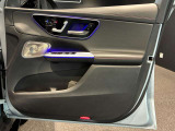 メモリー付きパワーシートが装備されている車両はシートの位置・ドアミラーの角度・ハンドルの位置を3名まで記憶出来ます。