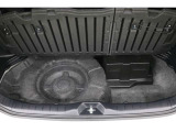 ラゲッジルームには床下収納を備えています。洗車用品などを収納しておくサブトランクとして使用するのはもちろん、背の高い荷物を積み込む時にも活躍してくれます。マットの下にはスペアタイヤを装備しています。