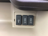 USBチャージャー搭載。スマートフォンなどの充電にとっても便利です。