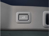 【パワーバックドア】スマートキーや運転席のボタンを押すだけでリアゲートが自動で開閉します。両手に荷物を持っている時や高い位置のバックドアを閉める際に便利な機能です。