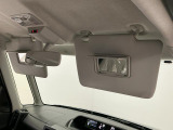 【サンバイザー】車内で身だしなみを整えるためのバニティミラーがセット。お化粧直しや髪型のチェックに活用できます。