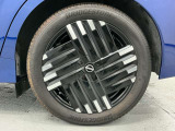 【純正アルミホイール】車体に最適化された設計による優れた耐久性と走行性能、そしてデザイン性。特に、足回りの軽量化は加速性能・燃費・乗り心地の向上に繋がり、ブレーキ性能も高めます。