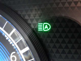 【ハイビームアシスト】先行車または対向車の有無や周辺の明るさなどに応じて、ヘッドライトのハイビーム(上向き)とロービーム(下向き)を自動で切り替えます。